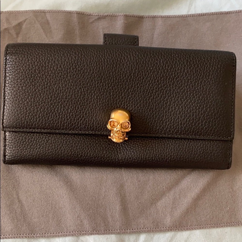 Alexander McQueen Pebbled flap continental wallet